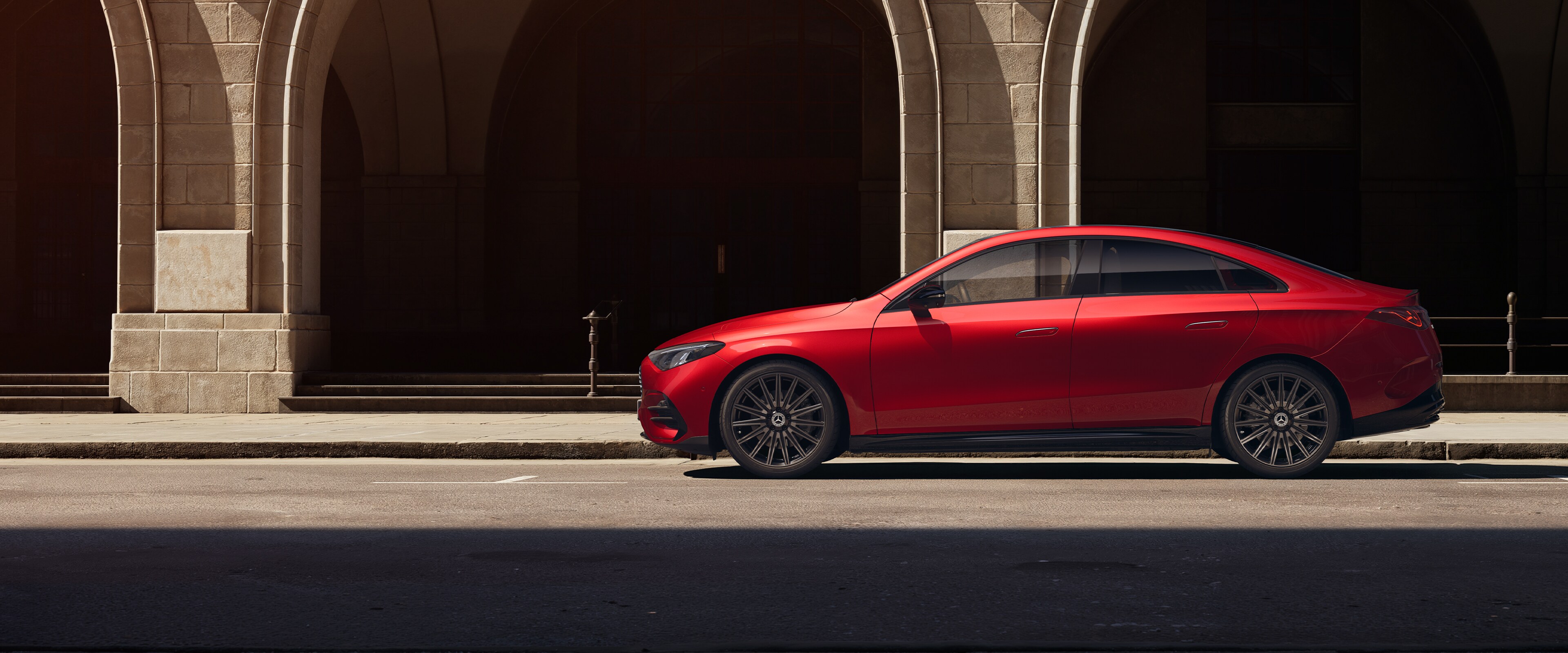 La Mercedes-Benz CLA berlina, vista laterale.
