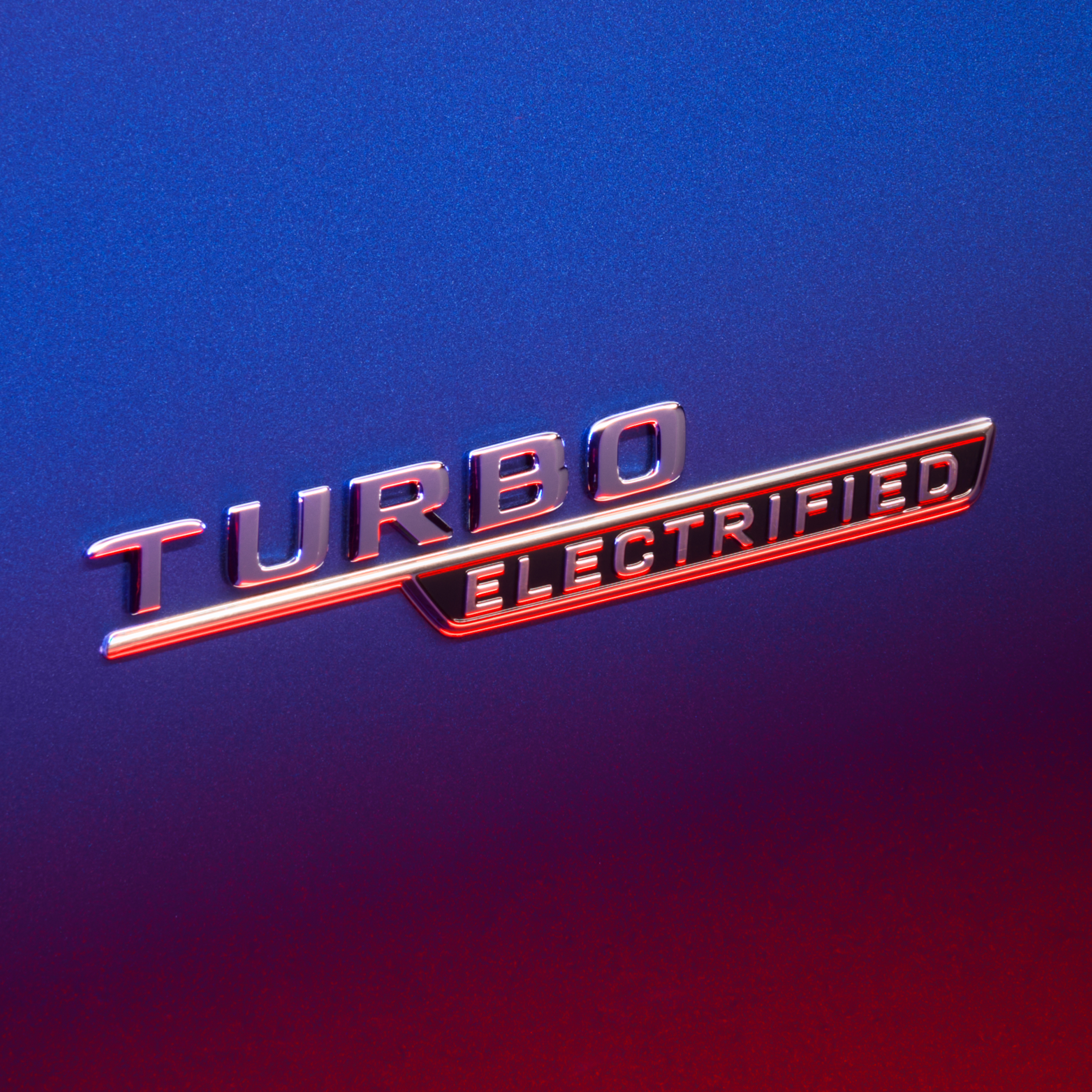 Targhetta TURBO E PERFORMANCE sul parafango anteriore, con sfondo rosso