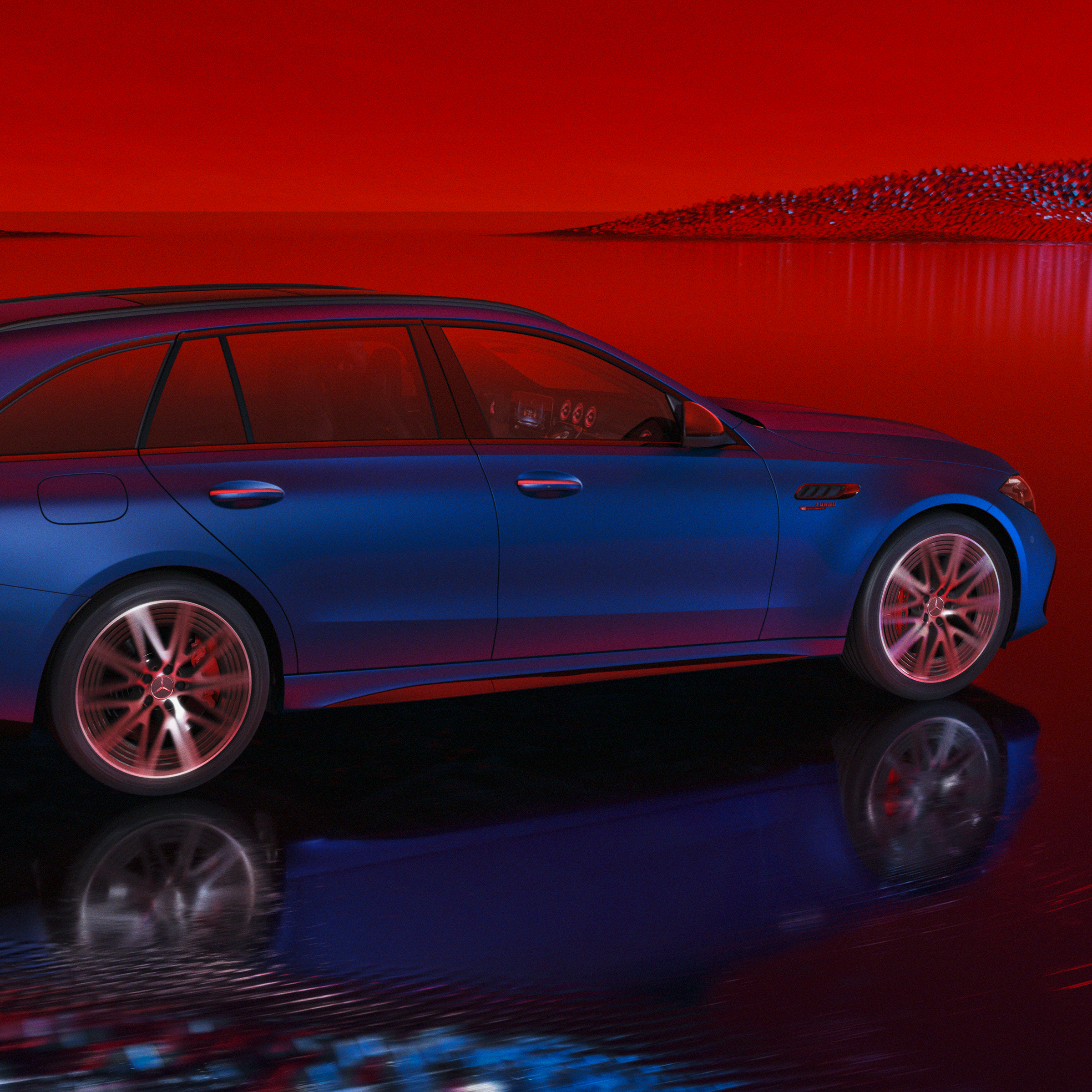 Mercedes-AMG C 63 S E PERFORMANCE station wagon con vernice blu spettrale magno MANUFAKTUR, vista laterale su sfondo rosso.