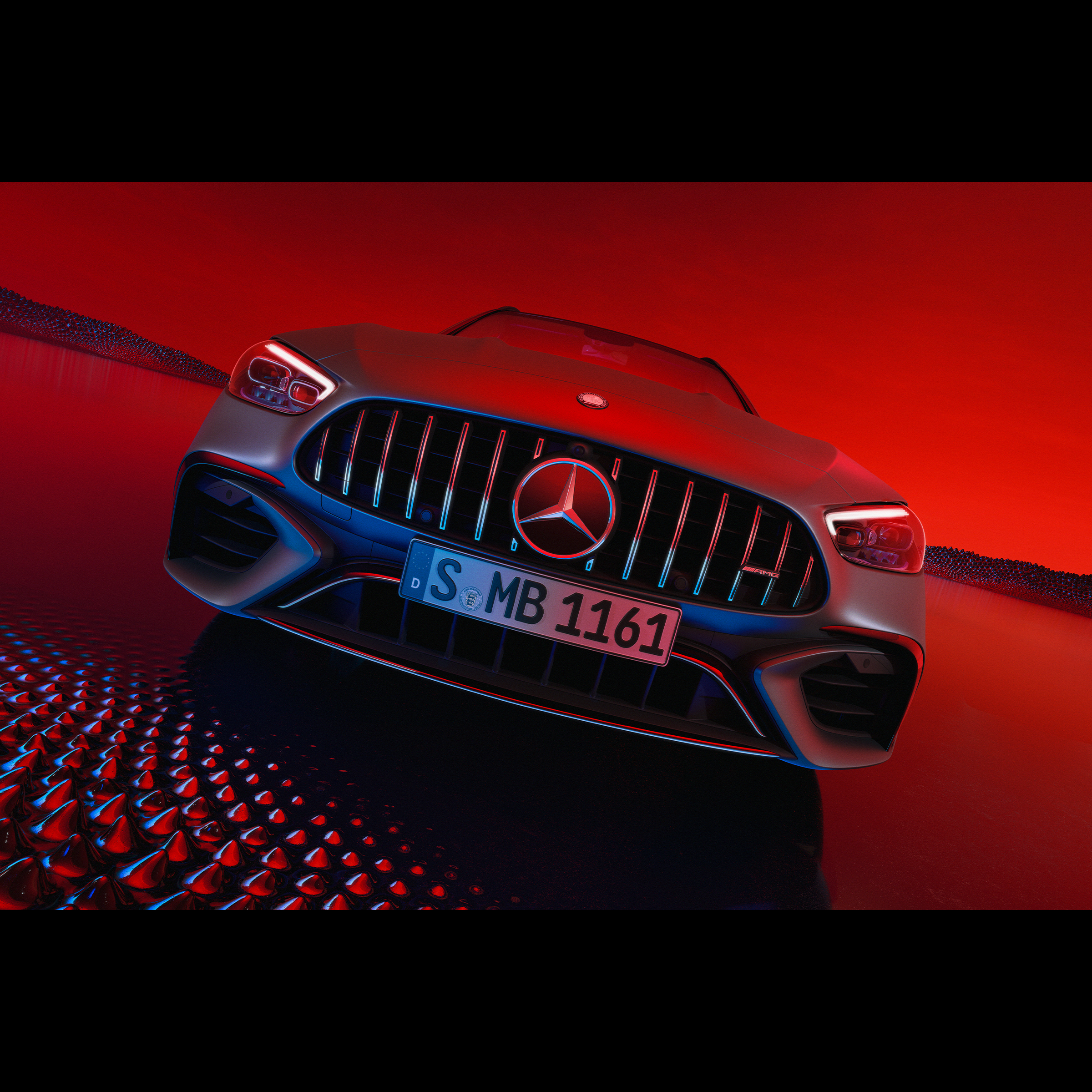 Vista anteriore della Mercedes-AMG C 63 S E PERFORMANCE su sfondo rosso.