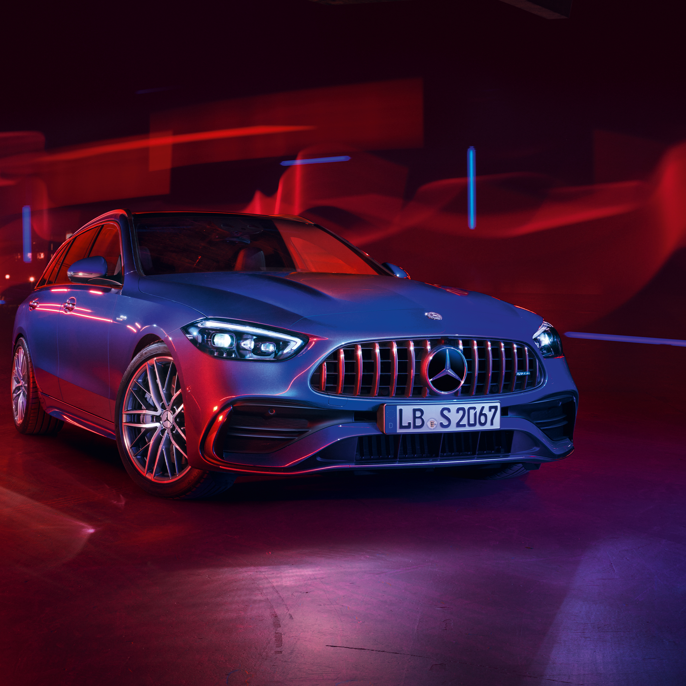 Vista anteriore della Mercedes-AMG C 43 su sfondo rosso.