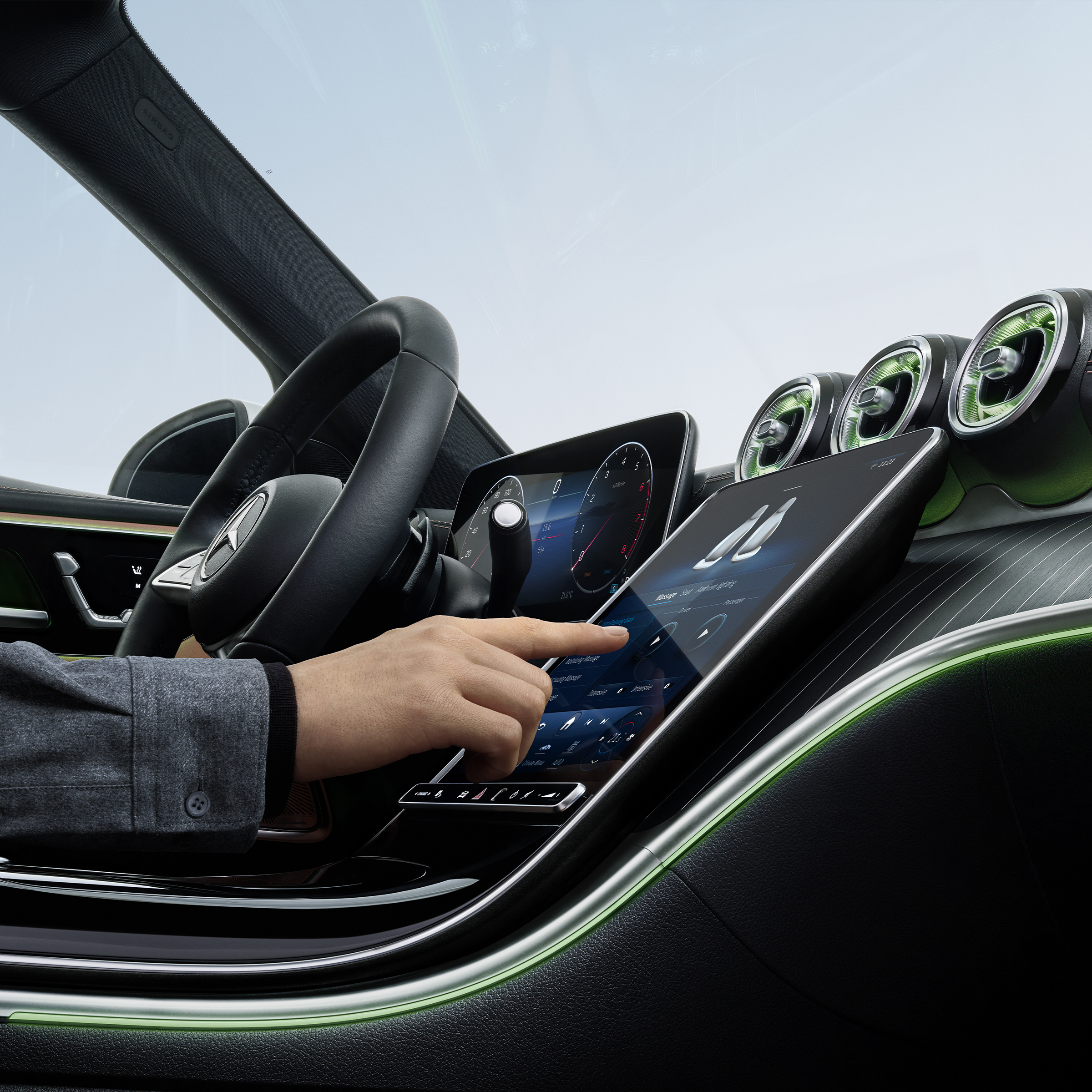 Primo piano della plancia con display nella Mercedes-Benz Classe C.