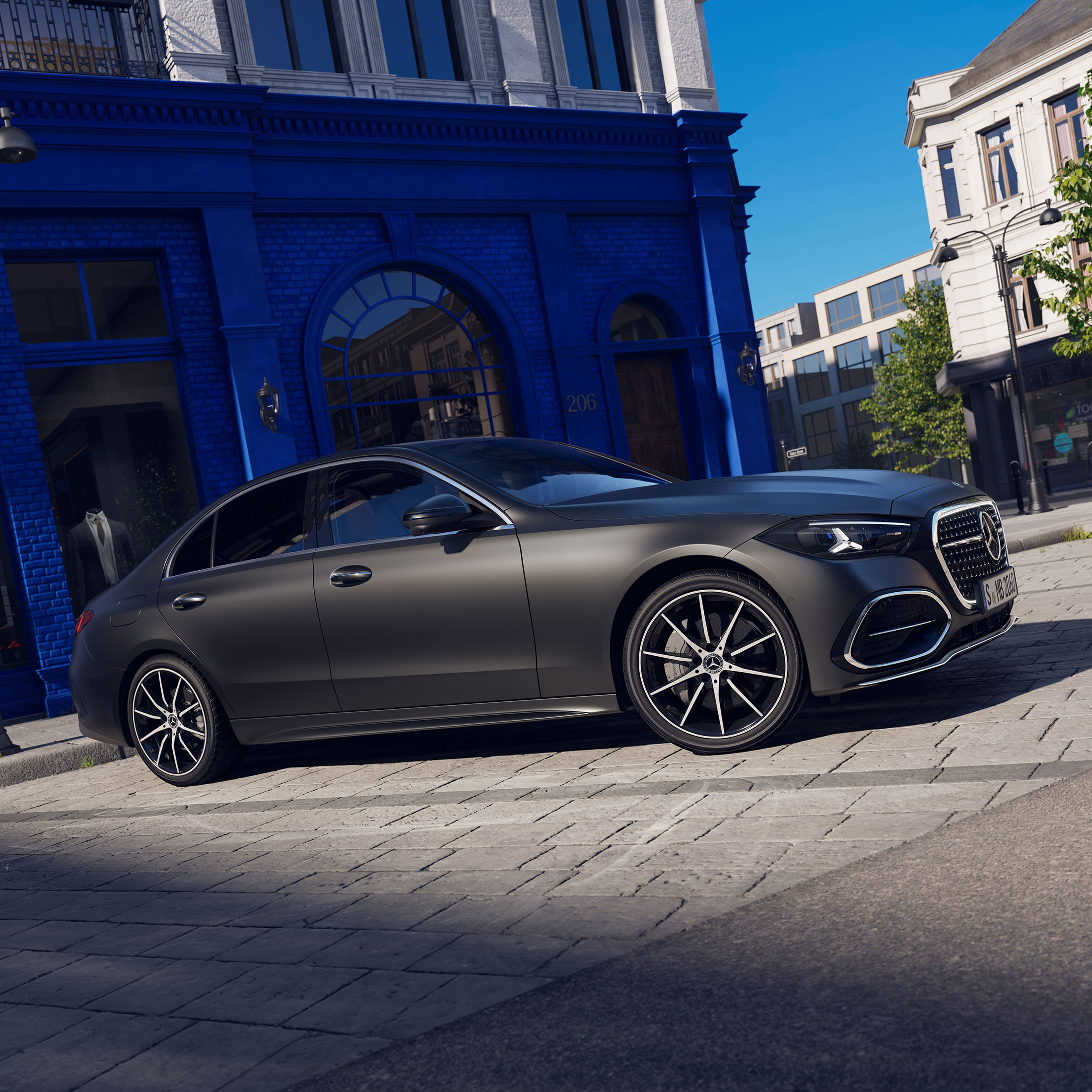 Nuova Classe C Berlina con sullo sfondo una vetrata