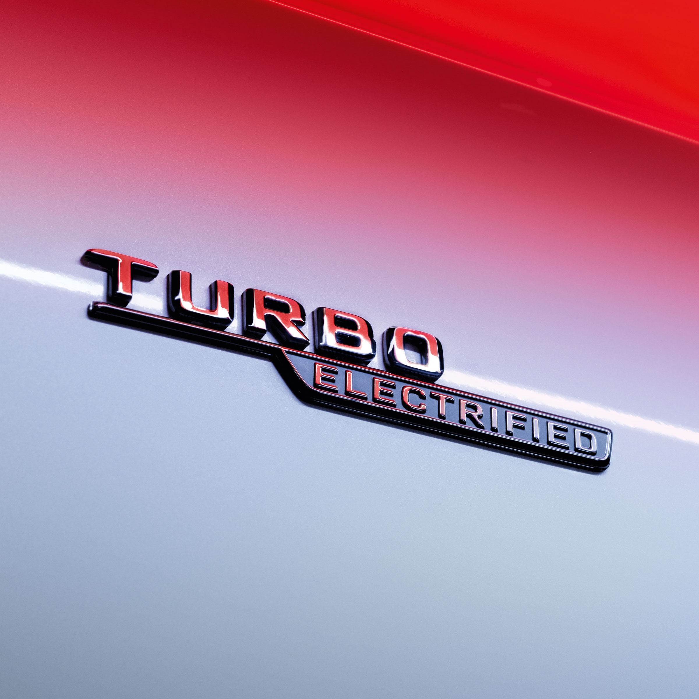 Primo piano dell'emblema TURBO ELECTRIFIED sui parafanghi anteriori.