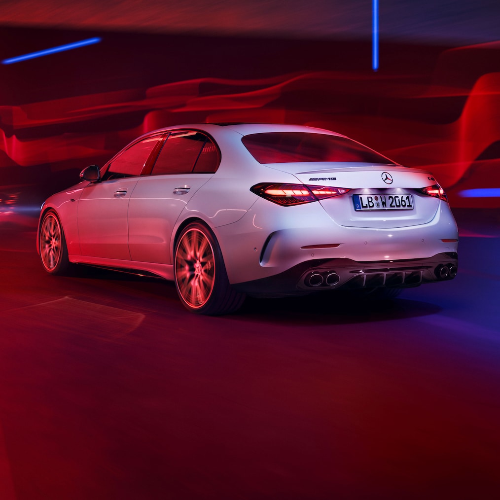 Vista posteriore laterale di una Mercedes-AMG C 43 in versione Berlina.