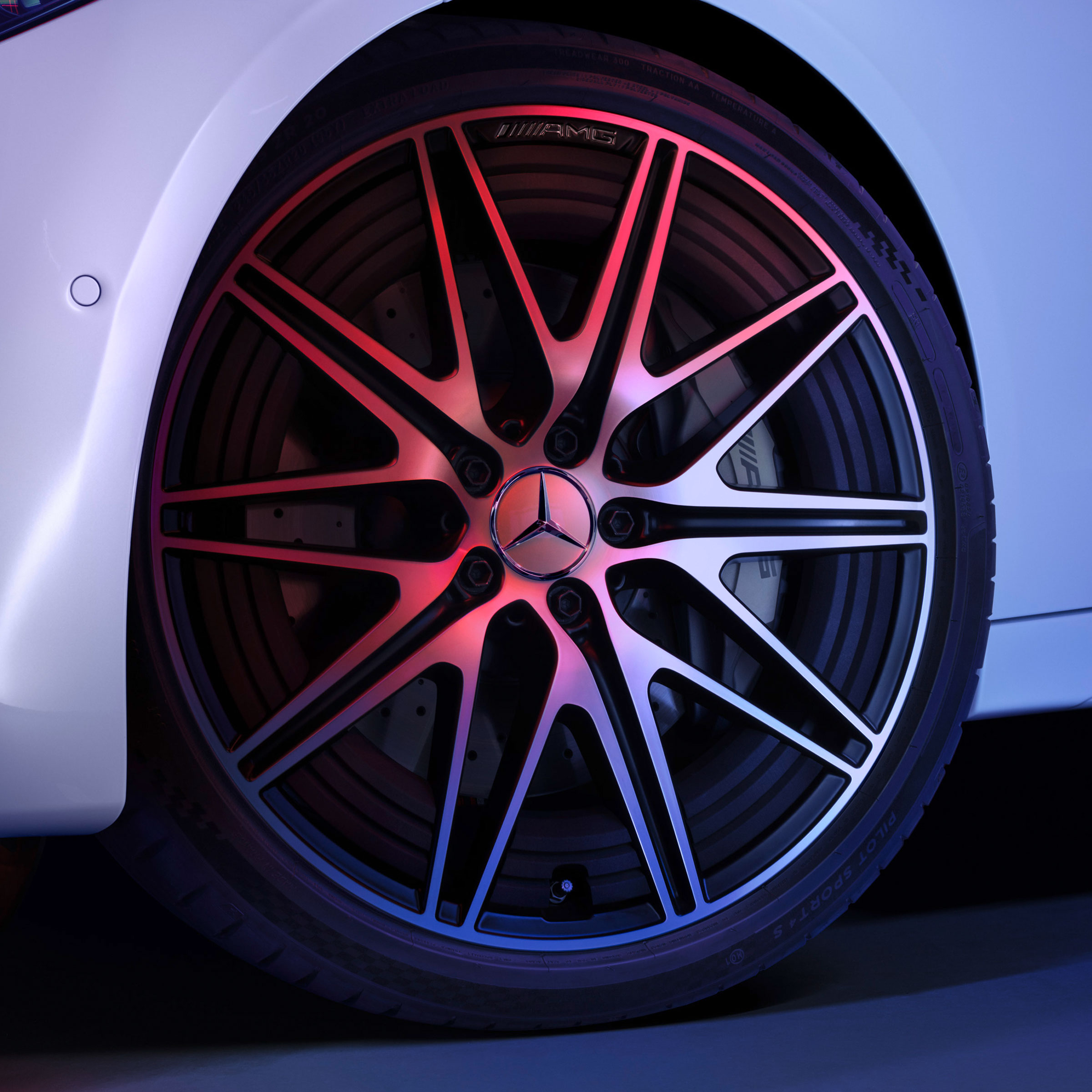 Primo piano dei cerchi in lega leggera AMG a 5 doppie razze su una Mercedes-AMG C 43