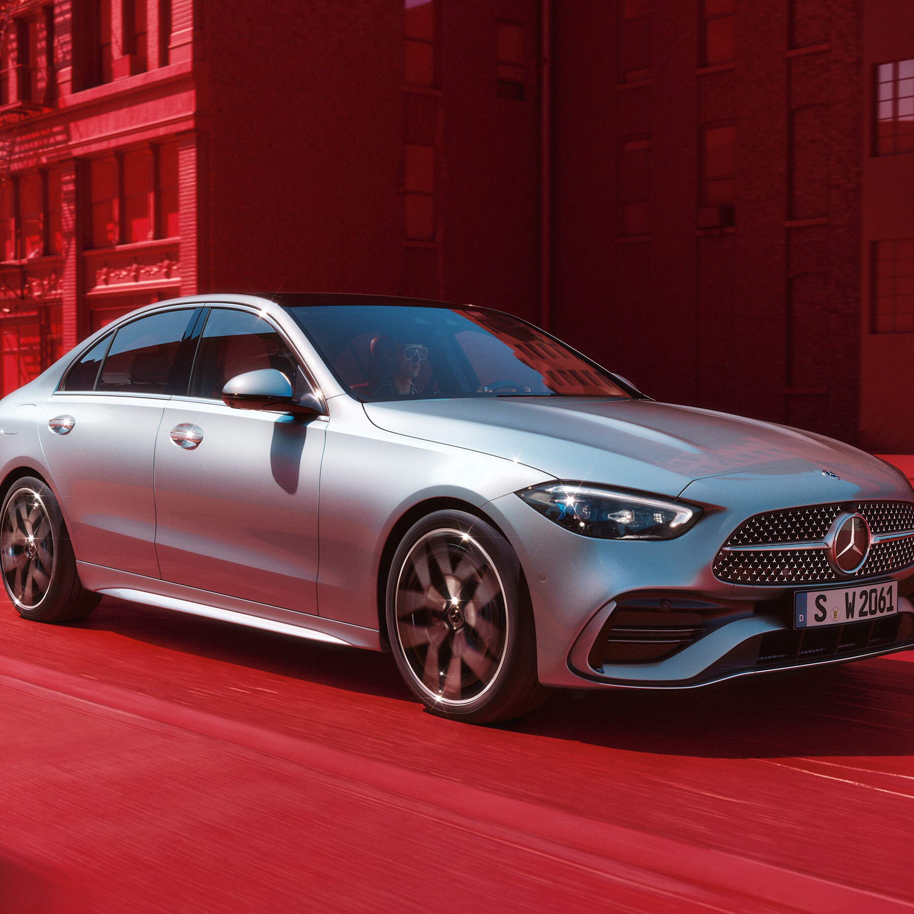 Classe C Berlina vista laterale con sfondo rosso