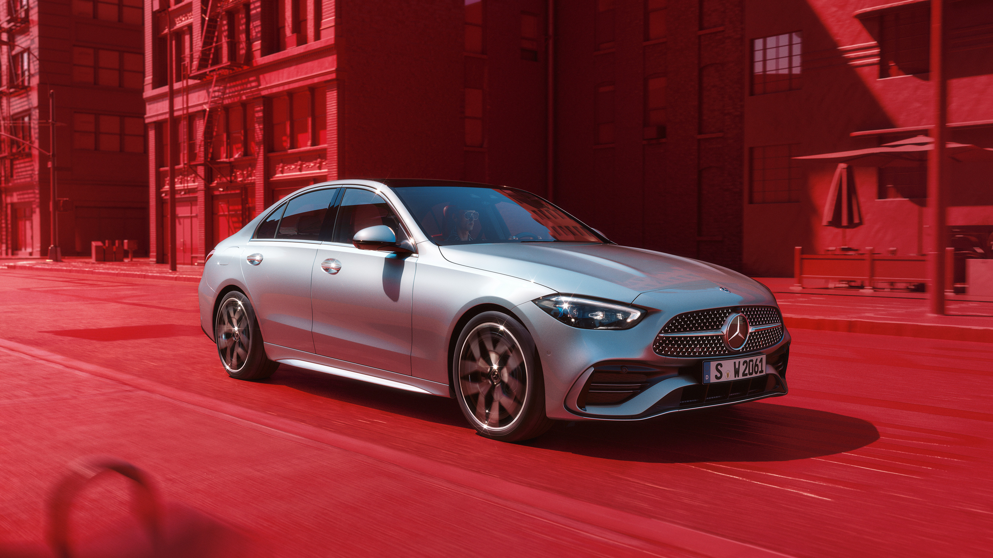 Classe C Berlina | Mercedes-Benz Classe C Berlina vista laterale con sfondo rosso