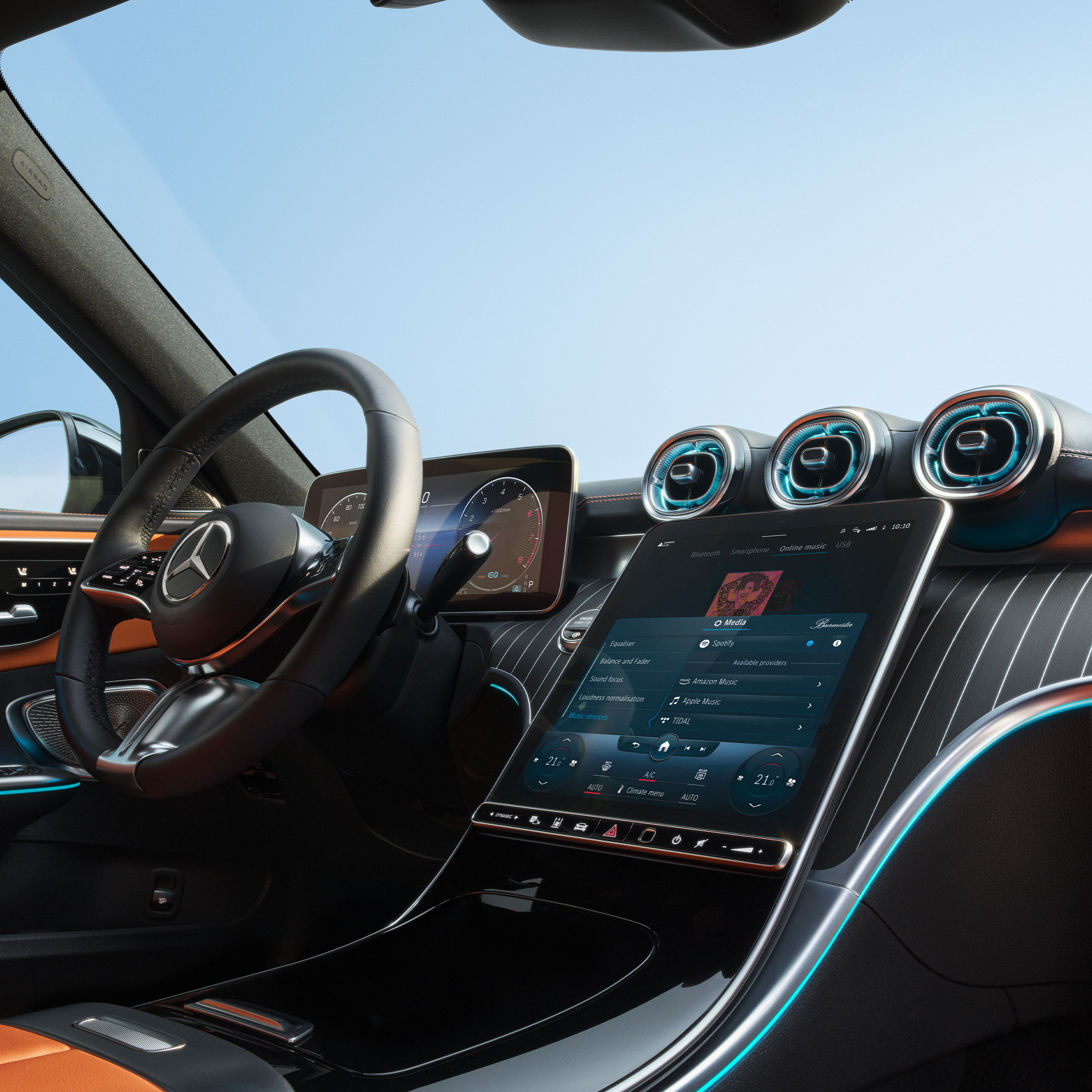 Primo piano della plancia con i display di una Mercedes-Benz Classe C.