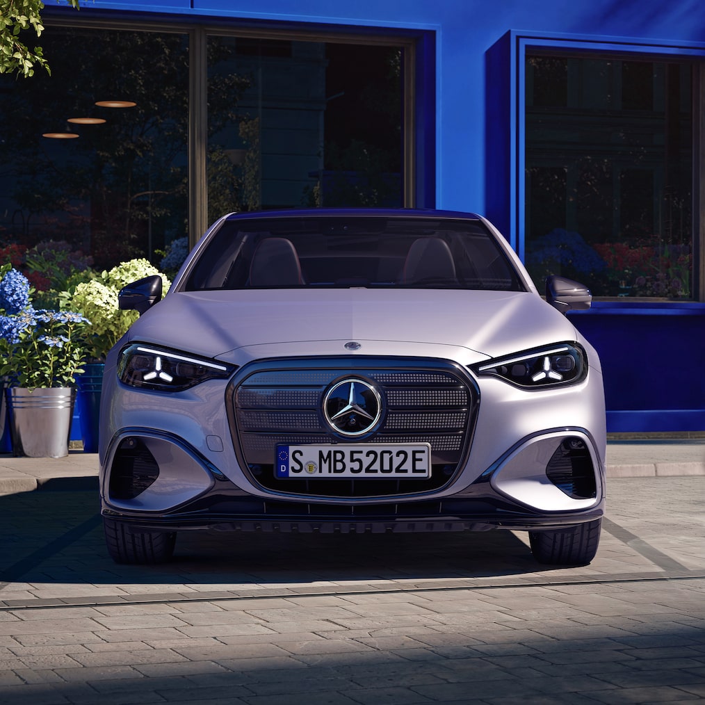 Il design del frontale illuminato della nuovissima Classe C elettrica di Mercedes-Benz.