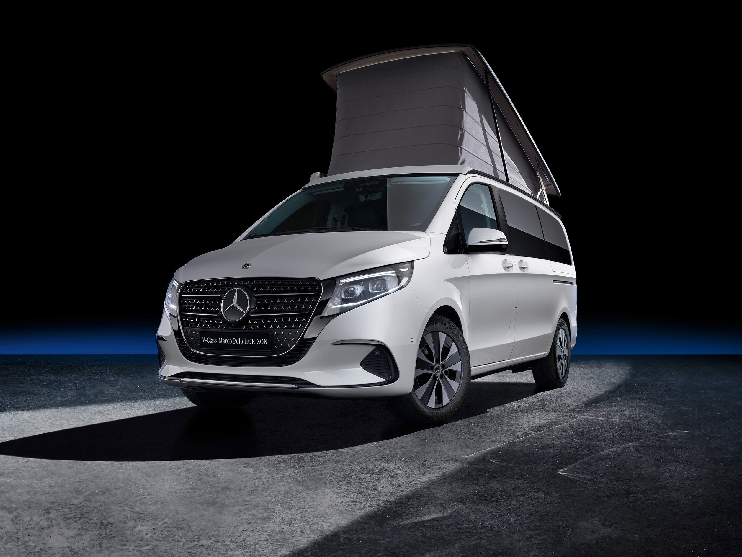 Marco Polo HORIZON con tetto a soffietto, immortalato in un aspro paesaggio desertico, a sottolineare l'avventura fuoristrada e l'esplorazione della "vanlife".