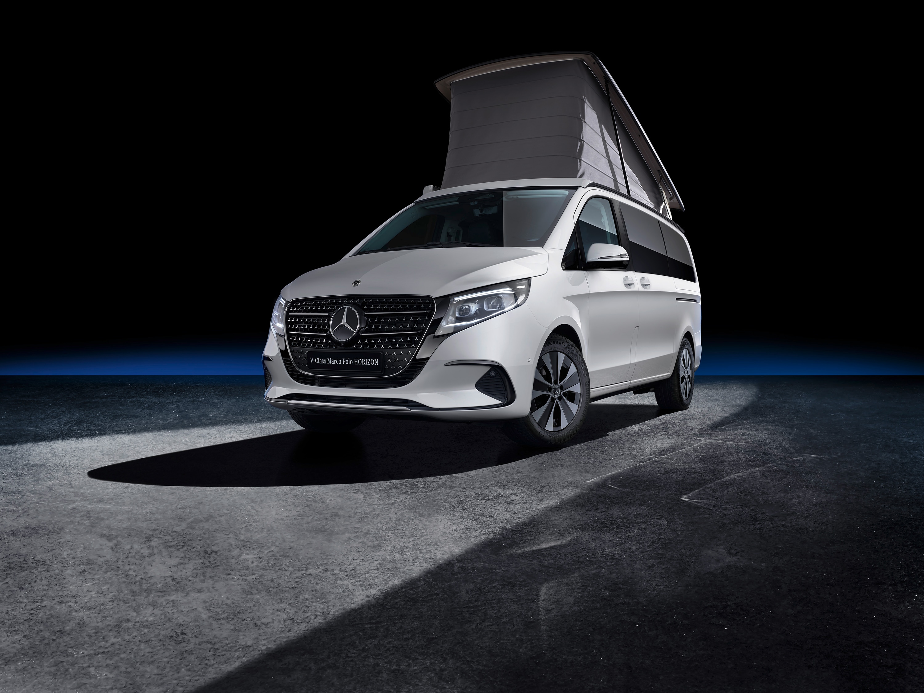 Marco Polo HORIZON | Sprinter camper | Mercedes-Benz Marco Polo HORIZON con tetto a soffietto, immortalato in un aspro paesaggio desertico, a sottolineare l'avventura fuoristrada e l'esplorazione della "vanlife".