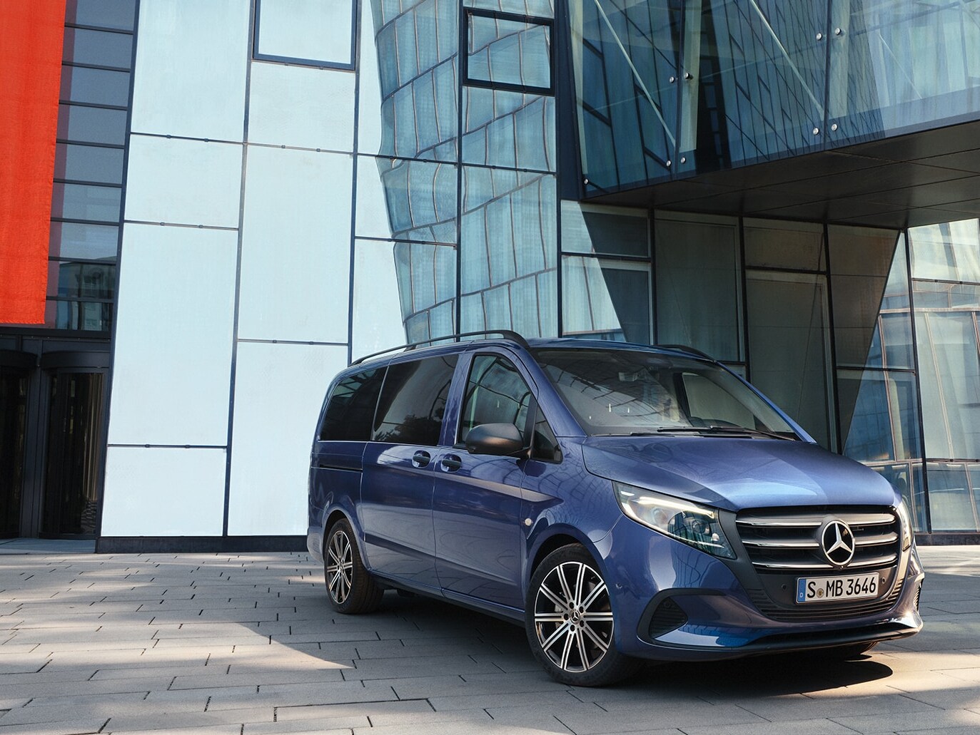 Mercedes‑Benz Vito Tourer con porta scorrevole davanti a un edificio moderno.