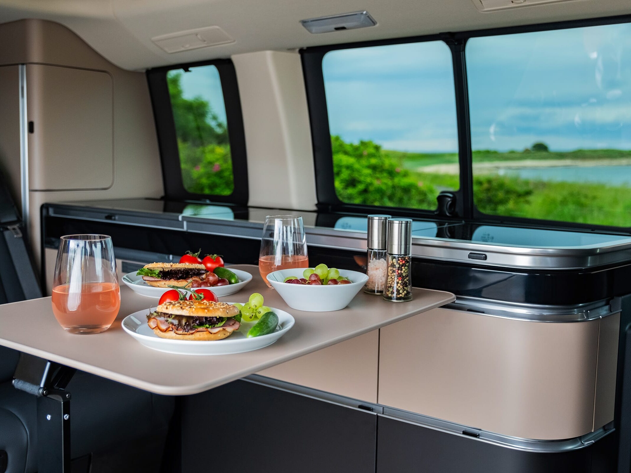 La cucina del camper Mercedes-Benz Marco Polo con piano cottura a gas integrato, lavello e design di alta qualità, per cucinare comodamente durante il viaggio.