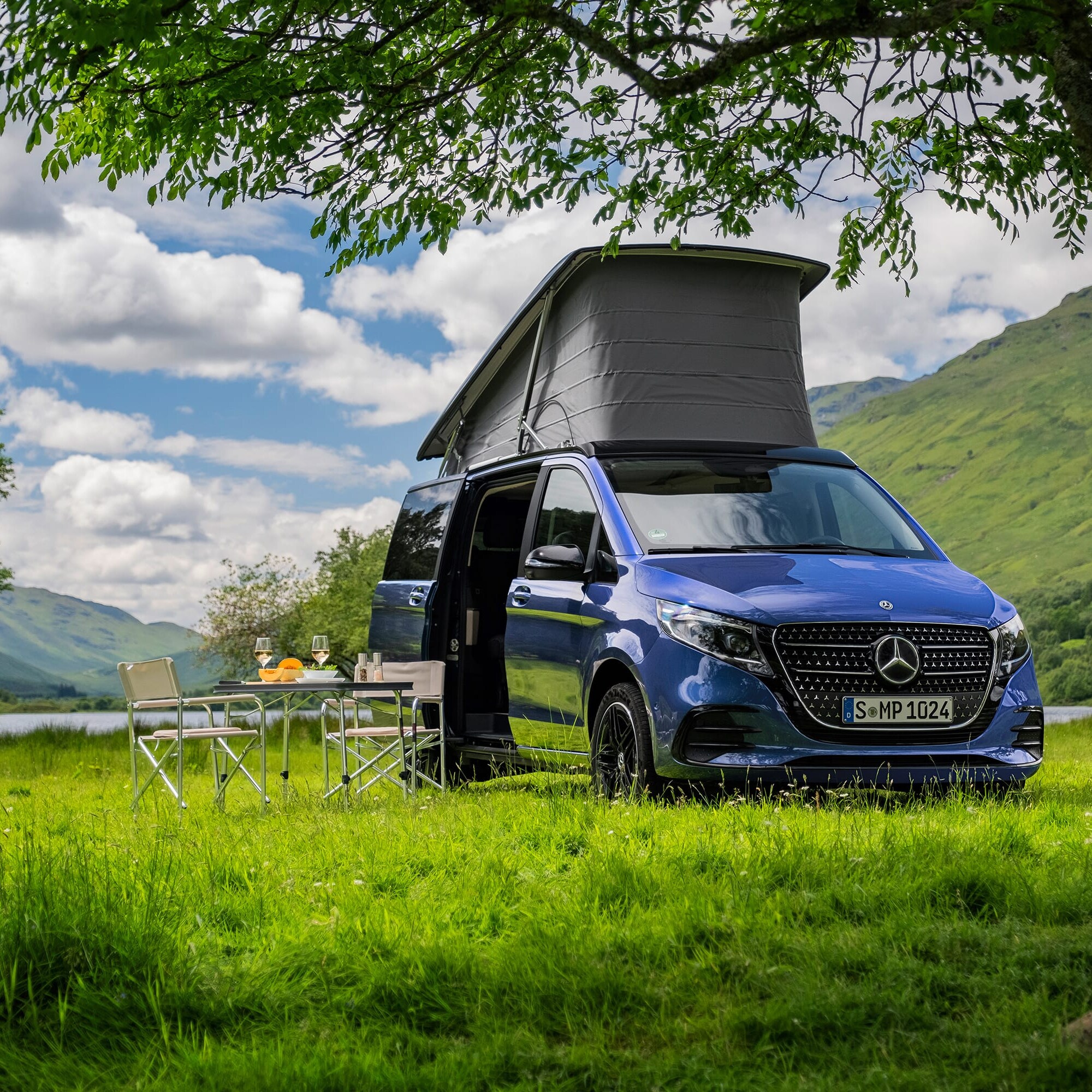 Il Mercedes-Benz Marco Polo, presentato in una destinazione iconica, coniuga un design elegante con un'esperienza di viaggio di alto livello e la versatilità del campeggio.