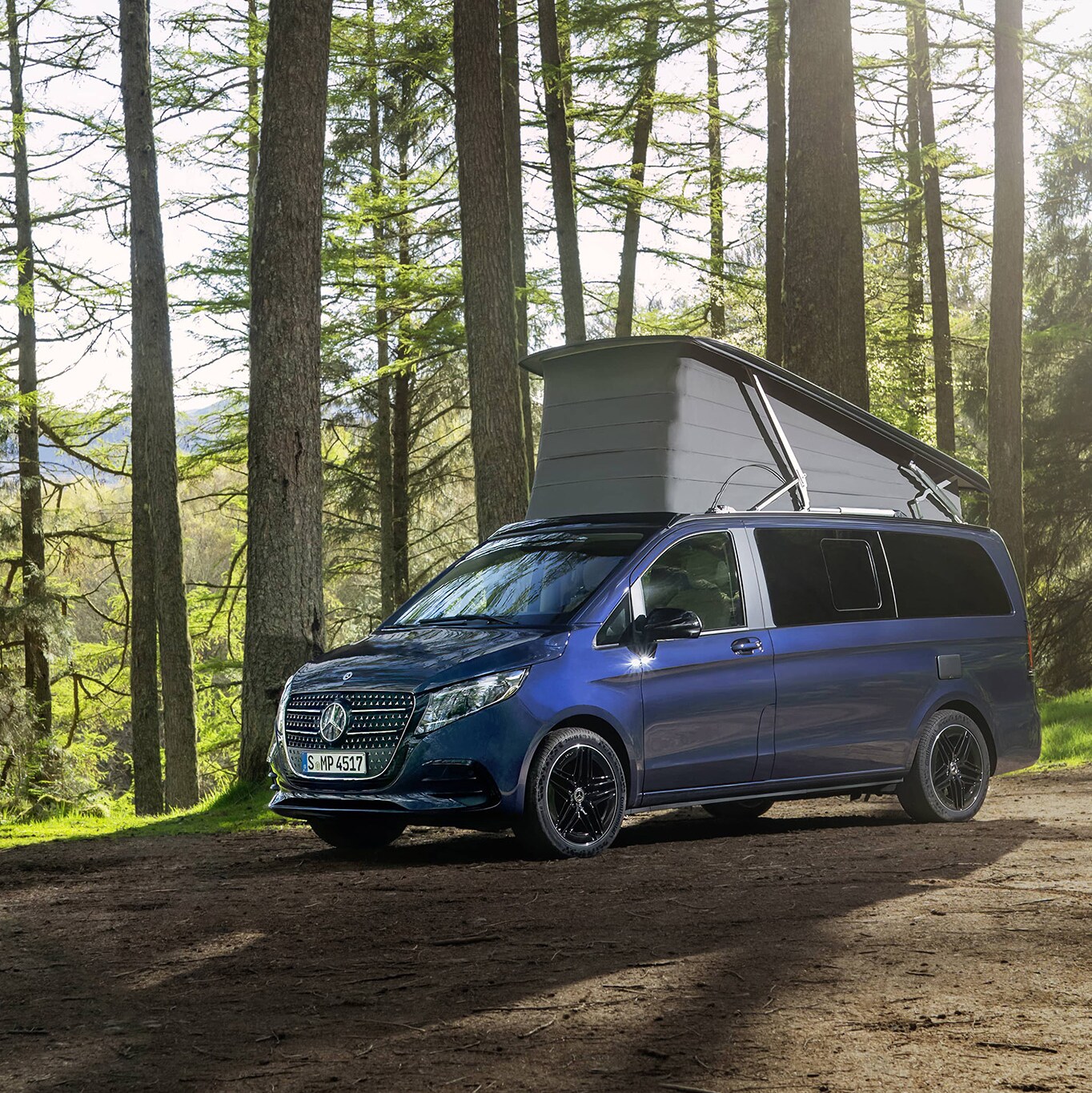 Il camper Mercedes-Benz Marco Polo con tetto a soffietto, pronto per avventure all’aria aperta e pernottamenti nella natura.