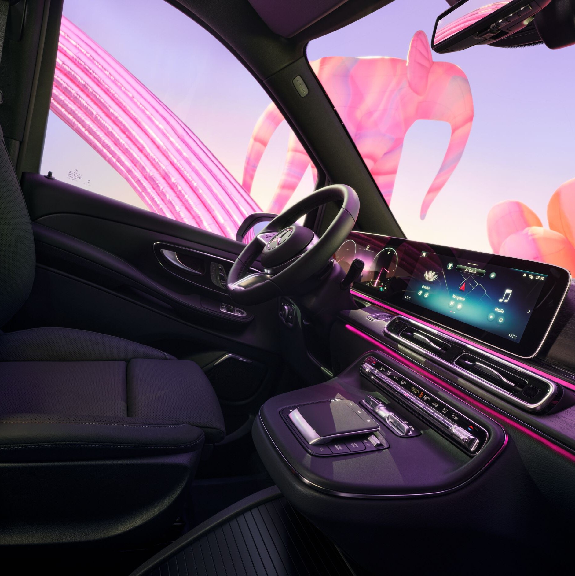 L'illustrazione mostra il funzionamento touch intuitivo del display multimediale a bordo dei veicoli Mercedes-Benz.