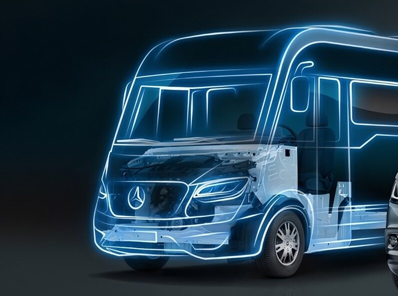 Un camper Mercedes-Benz Sprinter con trazione integrale che si muove su un terreno innevato.