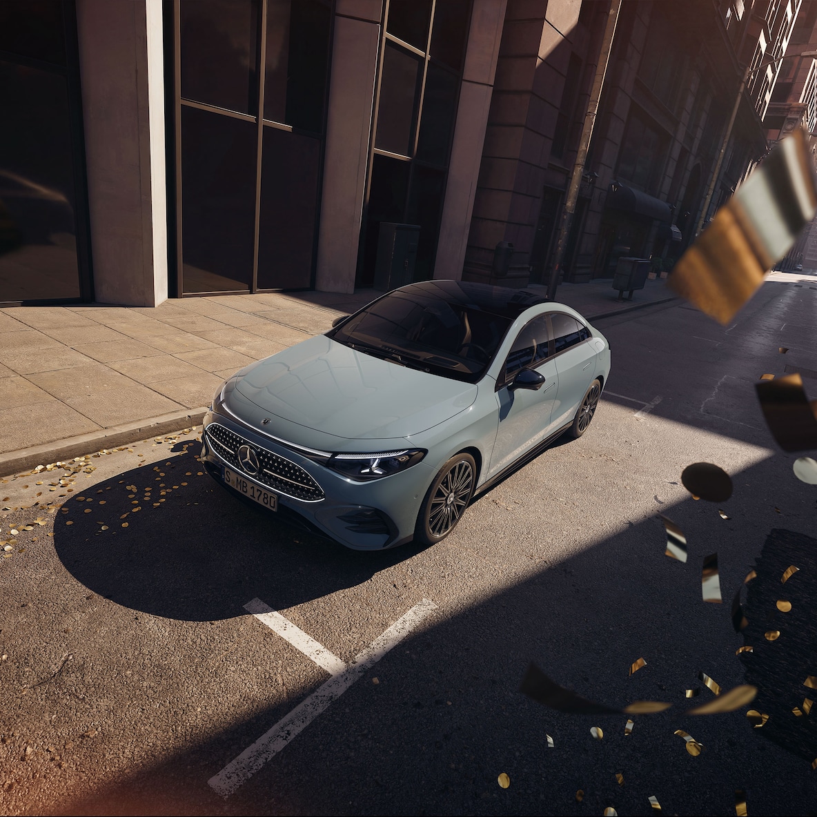 Vista anteriore laterale (da una prospettiva leggermente rialzata grazie al tetto panoramico) della Mercedes-Benz CLA C178 con AMG Line Plus.