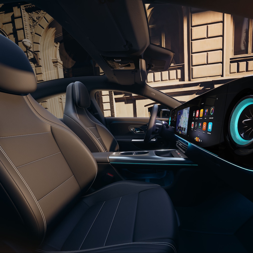 Vista del MBUX Superscreen dal sedile lato guida della Mercedes-Benz CLA C178 (o vista laterale, dove sono visibili anche i sedili sportivi).