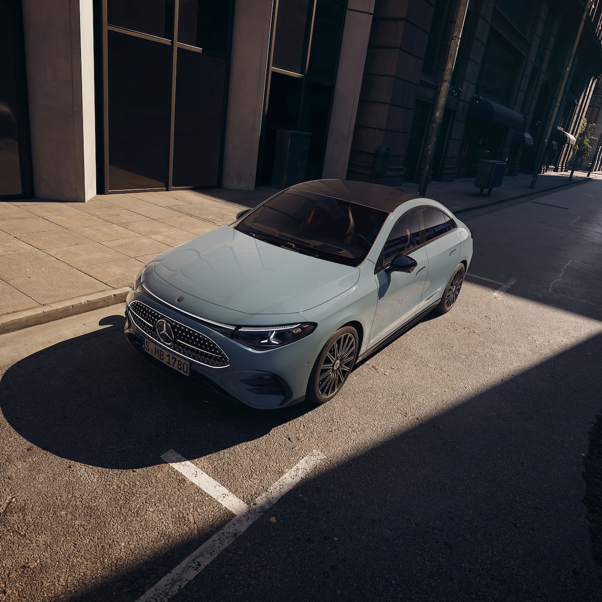 Vista anteriore laterale (da una prospettiva leggermente rialzata grazie al tetto panoramico) della Mercedes-Benz CLA C178 con AMG Line Plus.