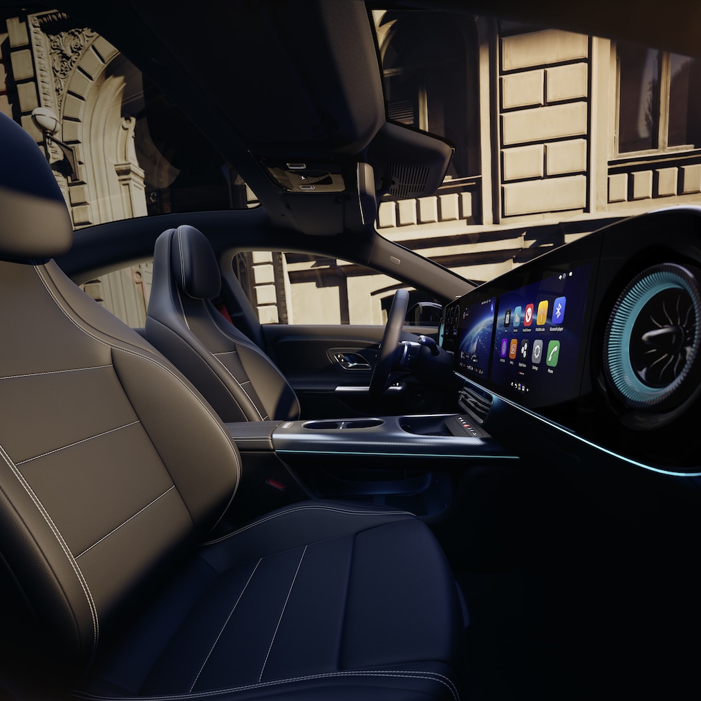 Vista del MBUX Superscreen dal sedile lato guida della Mercedes-Benz CLA C178 (o vista laterale, dove sono visibili anche i sedili sportivi).