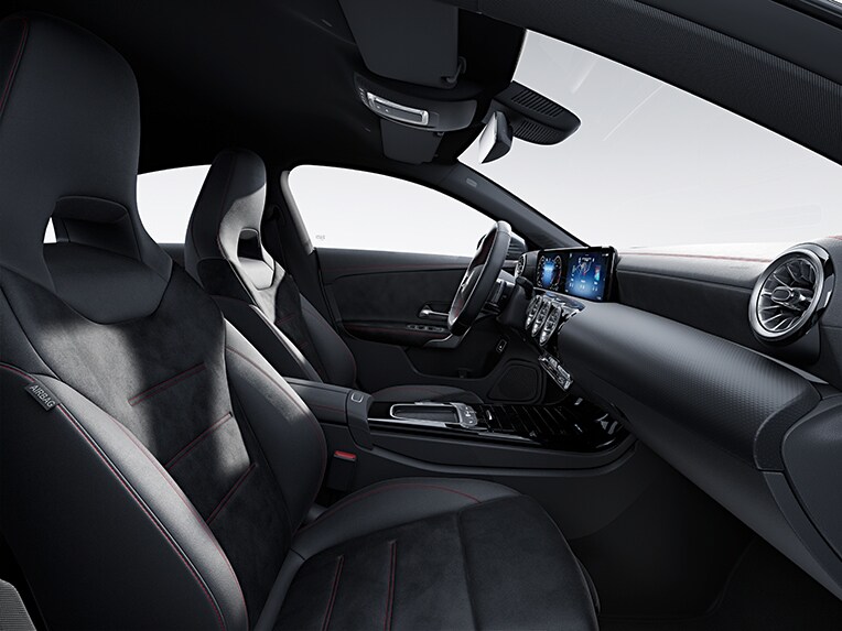 Mercedes-Benz CLA Coupé con abitacolo nella linea di allestimento AMG Line.