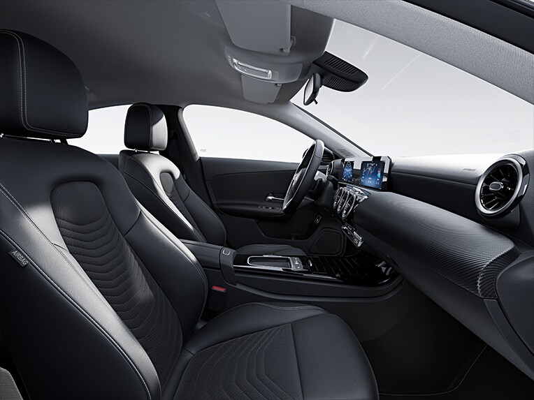 Mercedes-Benz CLA Coupé con equipaggiamento di serie nell’abitacolo.