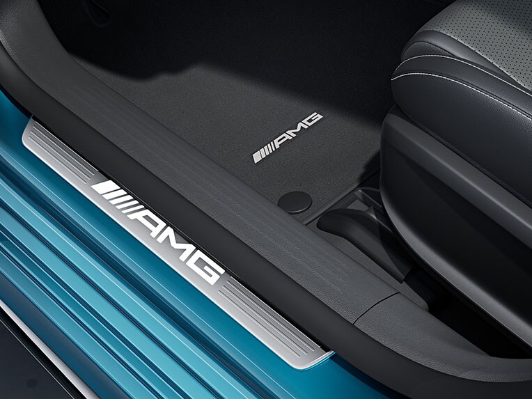 Le modanature di accesso della Mercedes-AMG CLA Coupé.