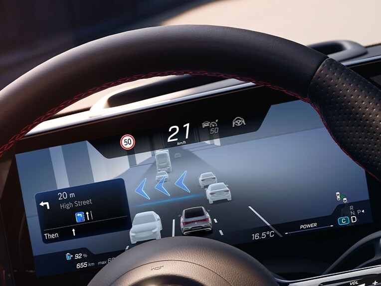 Il sistema di navigazione surround MBUX nella nuova CLA di Mercedes-Benz.