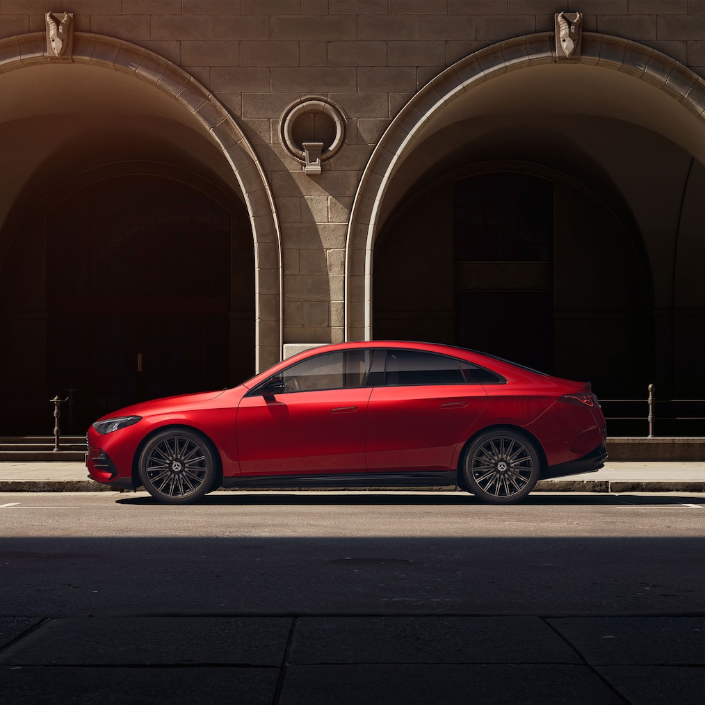 Vista anteriore laterale della Mercedes-Benz CLA C174 da una prospettiva leggermente rialzata, con tetto panoramico.