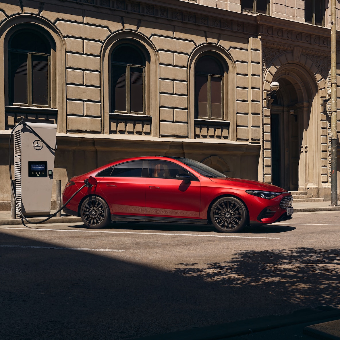 Vista laterale della Mercedes-Benz CLA C174 presso una stazione di ricarica.