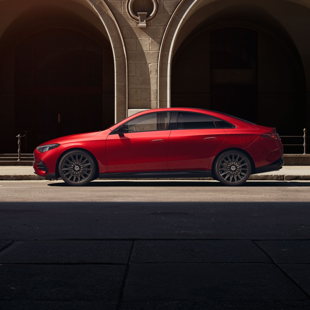 Vista anteriore laterale della Mercedes-Benz CLA C174 da una prospettiva leggermente rialzata, con tetto panoramico.