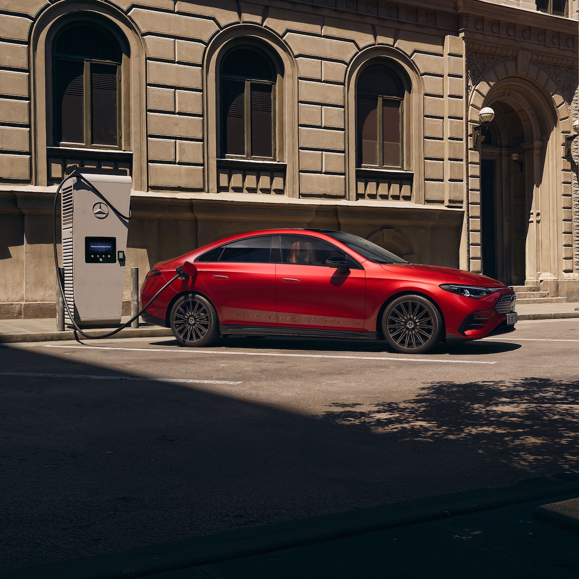 Vista laterale della Mercedes-Benz CLA C174 a una stazione di ricarica.