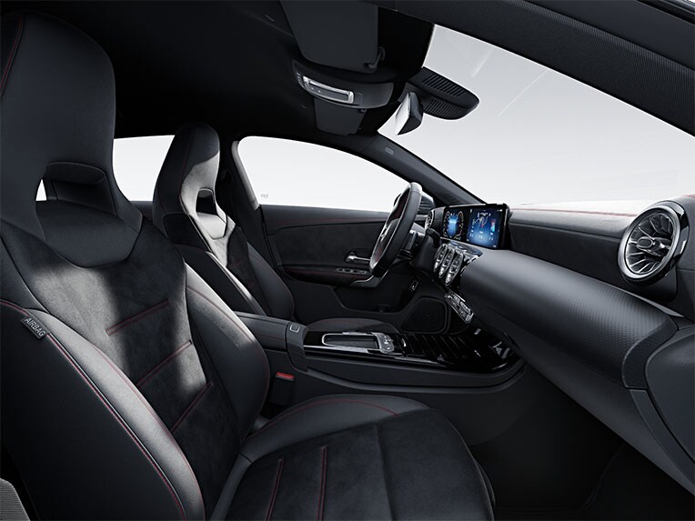 La Mercedes-Benz CLA Shooting Brake con gli interni nella versione di allestimento AMG Line.