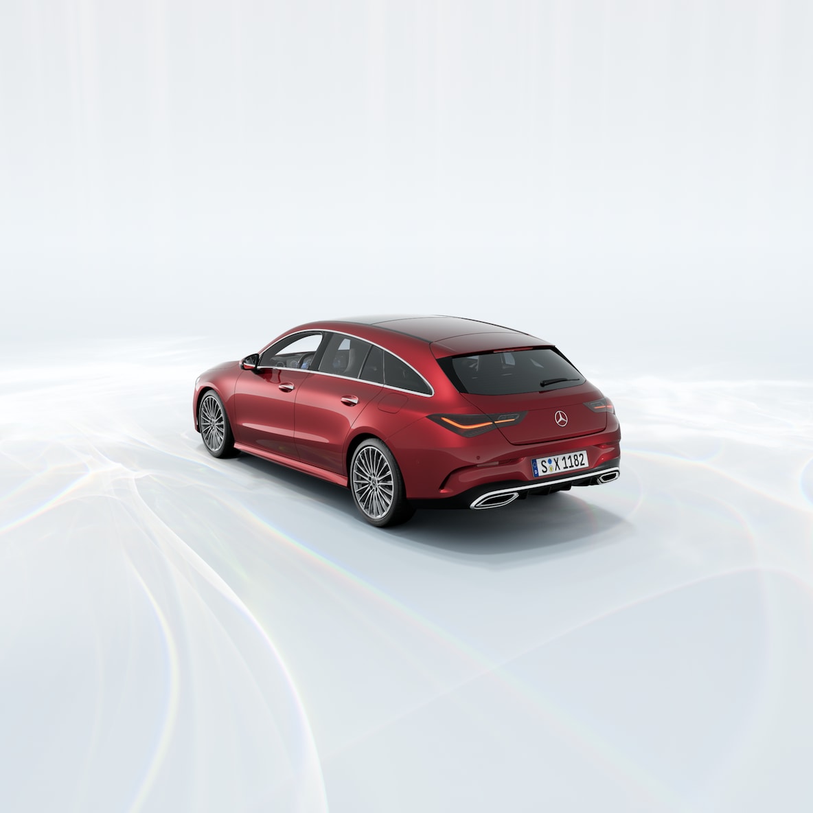 Vista posteriore di tre quarti di una Mercedes-Benz CLA Shooting Brake.