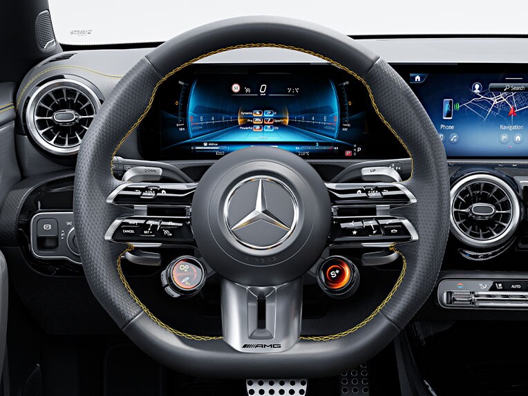 Il volante AMG Performance in pelle nappa della Mercedes-AMG CLA Shooting Brake.