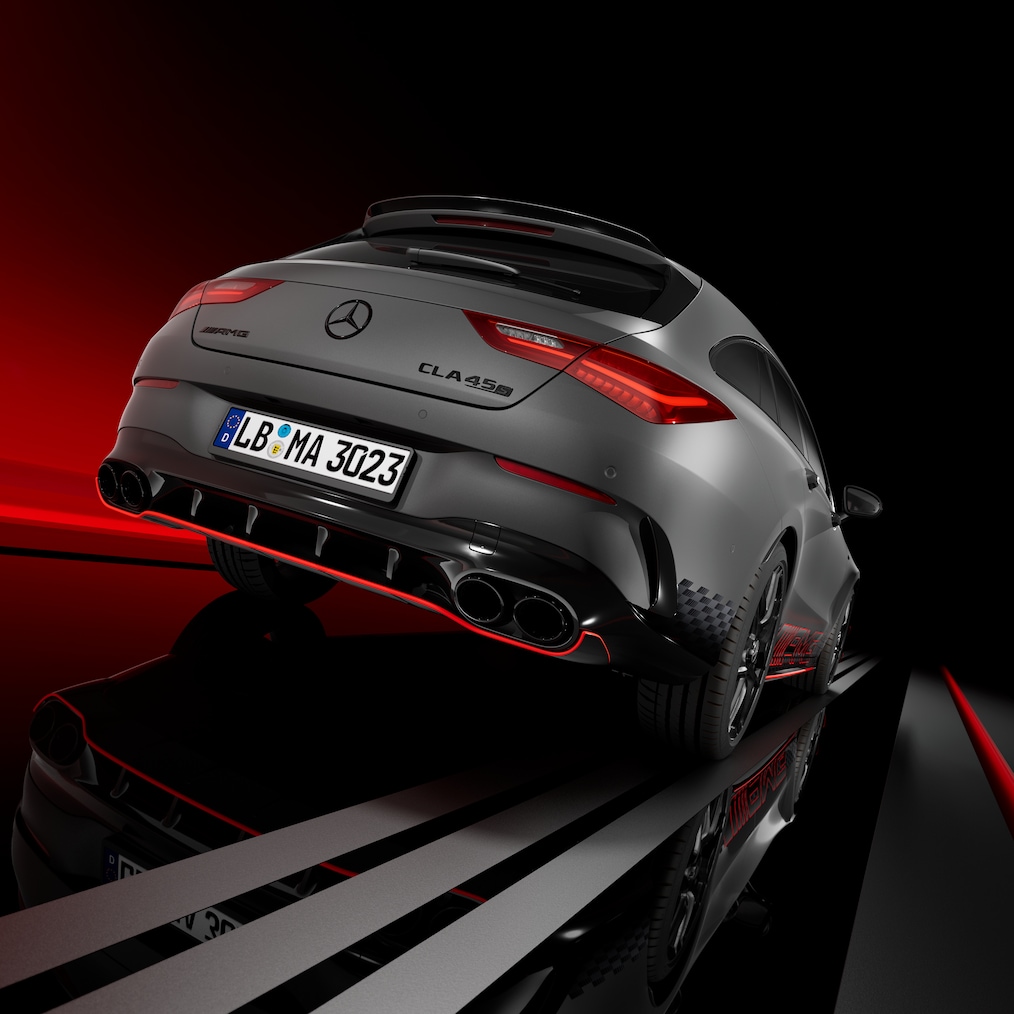 Vista laterale anteriore/posteriore di una Mercedes-AMG CLA 45 S 4MATIC+ Shooting Brake.