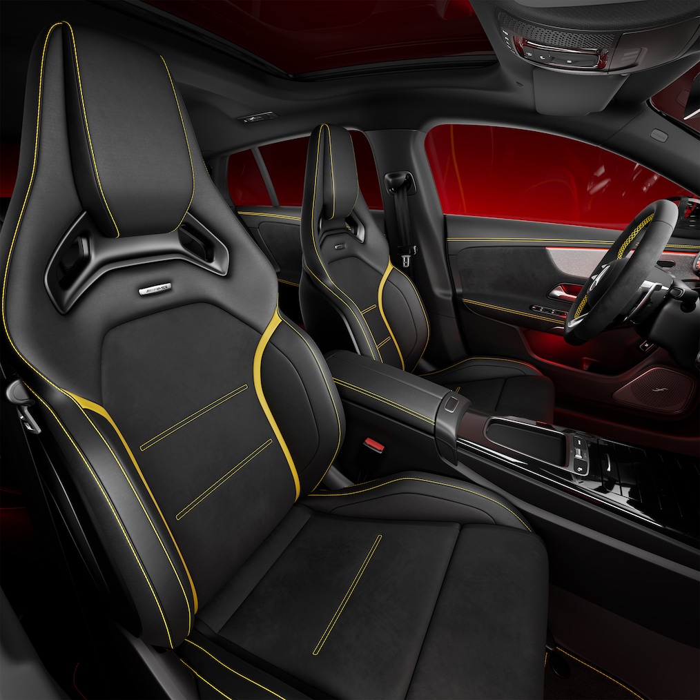 Interni della Mercedes-AMG CLA Shooting Brake con sedili AMG Performance e volante AMG Performance.