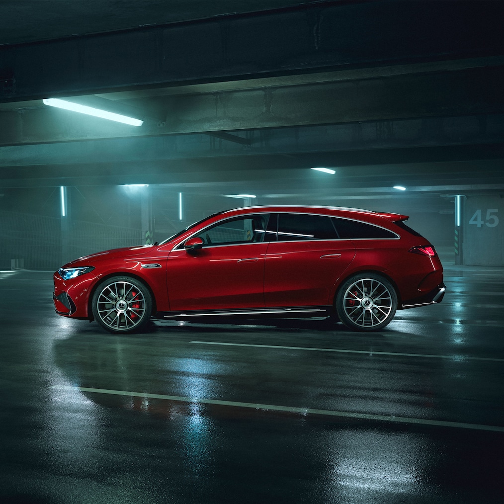 La nuova Mercedes-AMG CLA 45 4MATIC+ Shooting Brake electric nel colore MANUFAKTUR rosso Patagonia metallizzato.