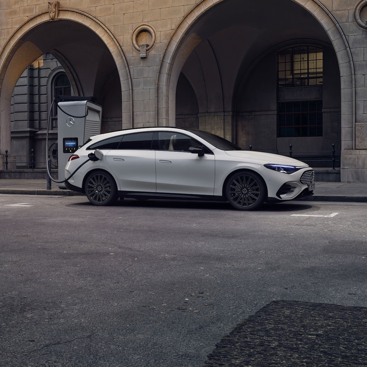 La CLA Shooting Brake electric presso una stazione di ricarica.