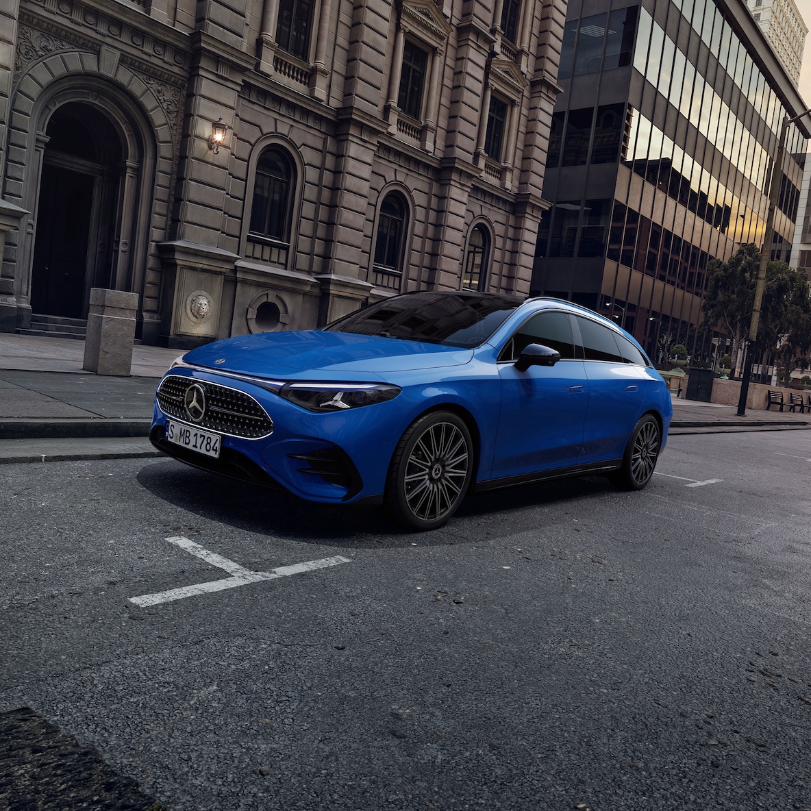 Vista posteriore laterale della Mercedes-Benz CLA Shooting Brake X178 con AMG Line Plus.