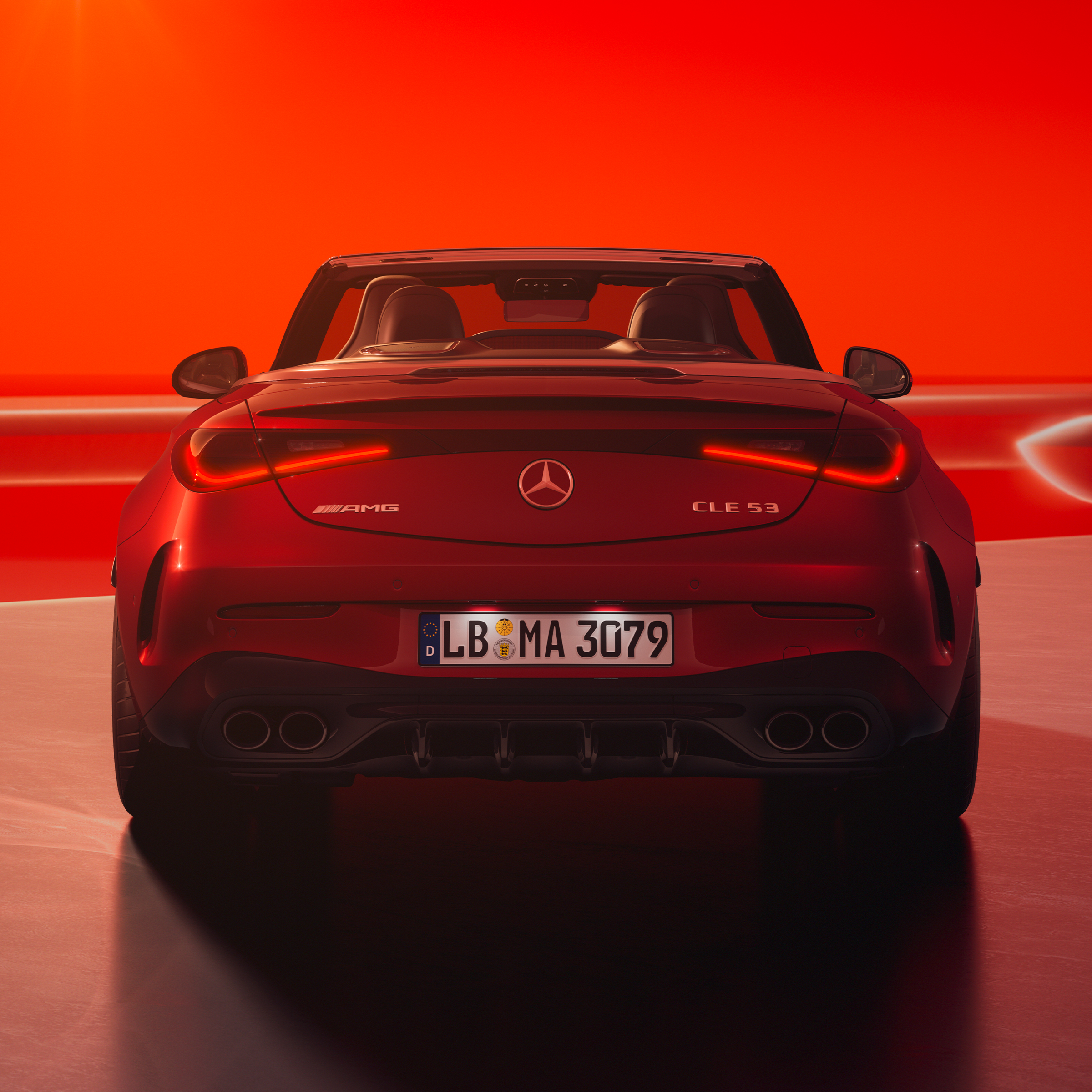 Vista frontale di lato della Mercedes-AMG E 53 4MATIC+ Cabrio.