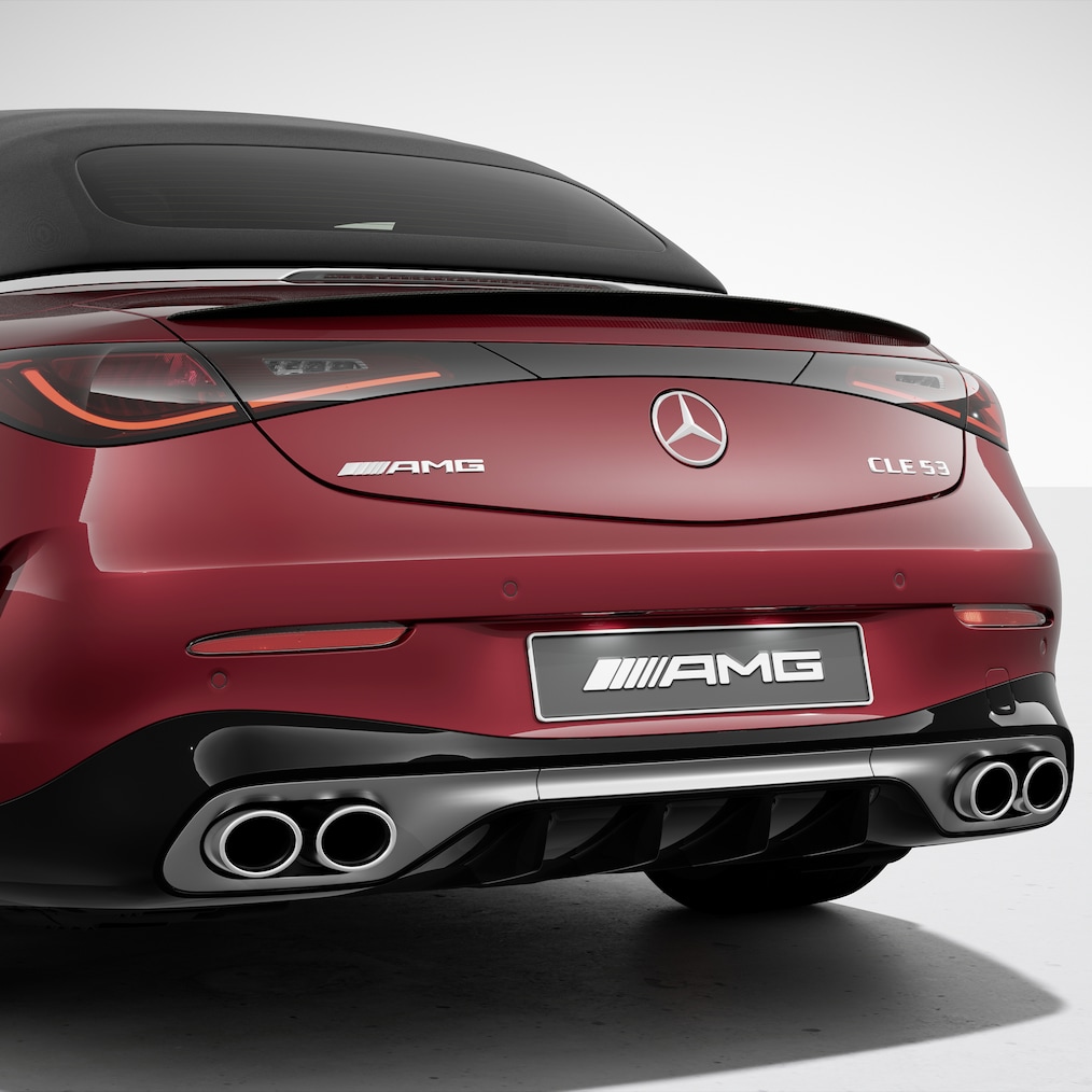 La Mercedes-AMG CLE Cabrio con il pacchetto esterni AMG in fibra di carbonio II disponibile a richiesta.