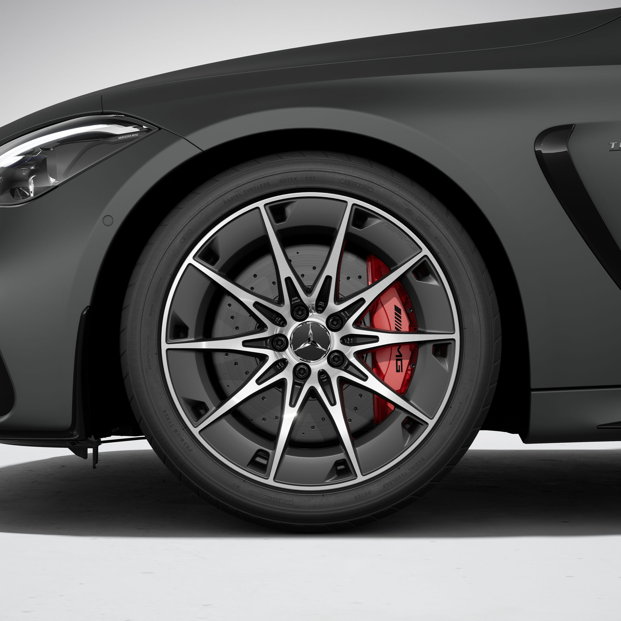 Vista dinamica della Mercedes-AMG CLE 53 4MATIC+ Coupé (in marcia).