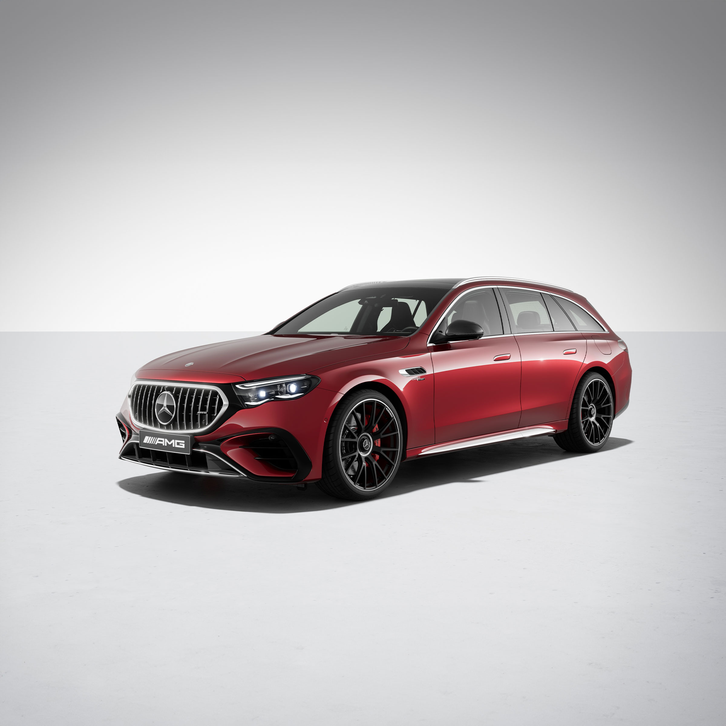 Vista frontale della Mercedes-AMG E 53 HYBRID 4MATIC+ Station-wagon con pacchetto AMG Night I & II.