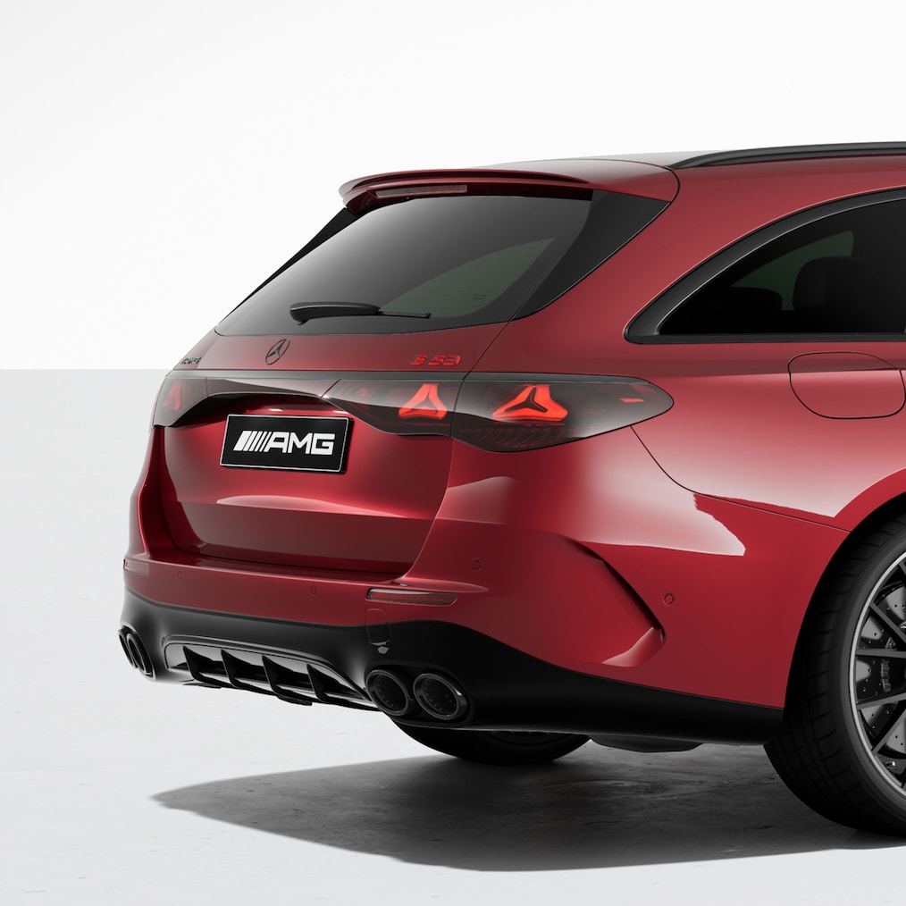 Vista frontale della Mercedes-AMG E 53 HYBRID 4MATIC+ Station-wagon con pacchetto Night AMG I & II.