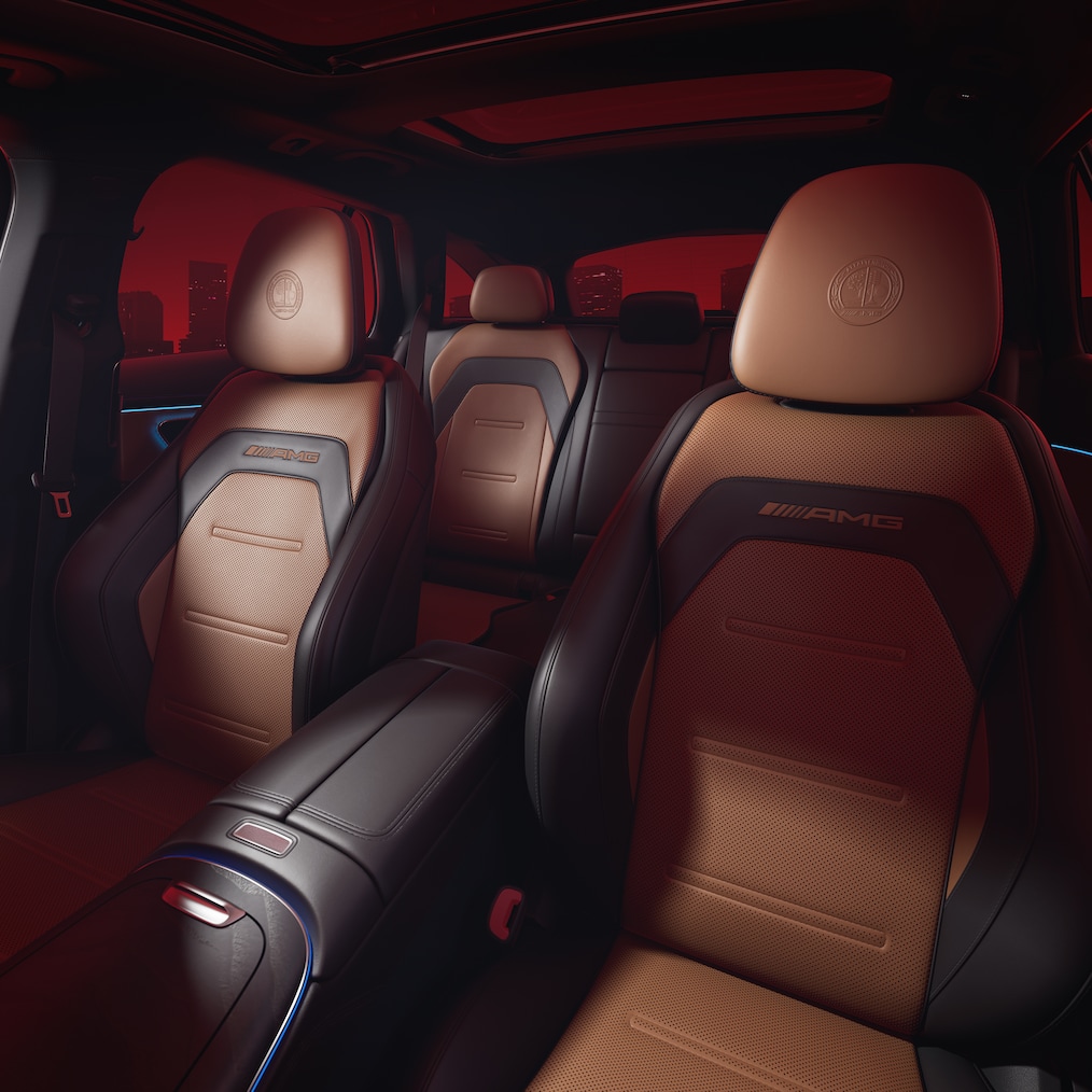 Vista dei sedili AMG Performance, prospettiva dalla porta lato guida aperta.