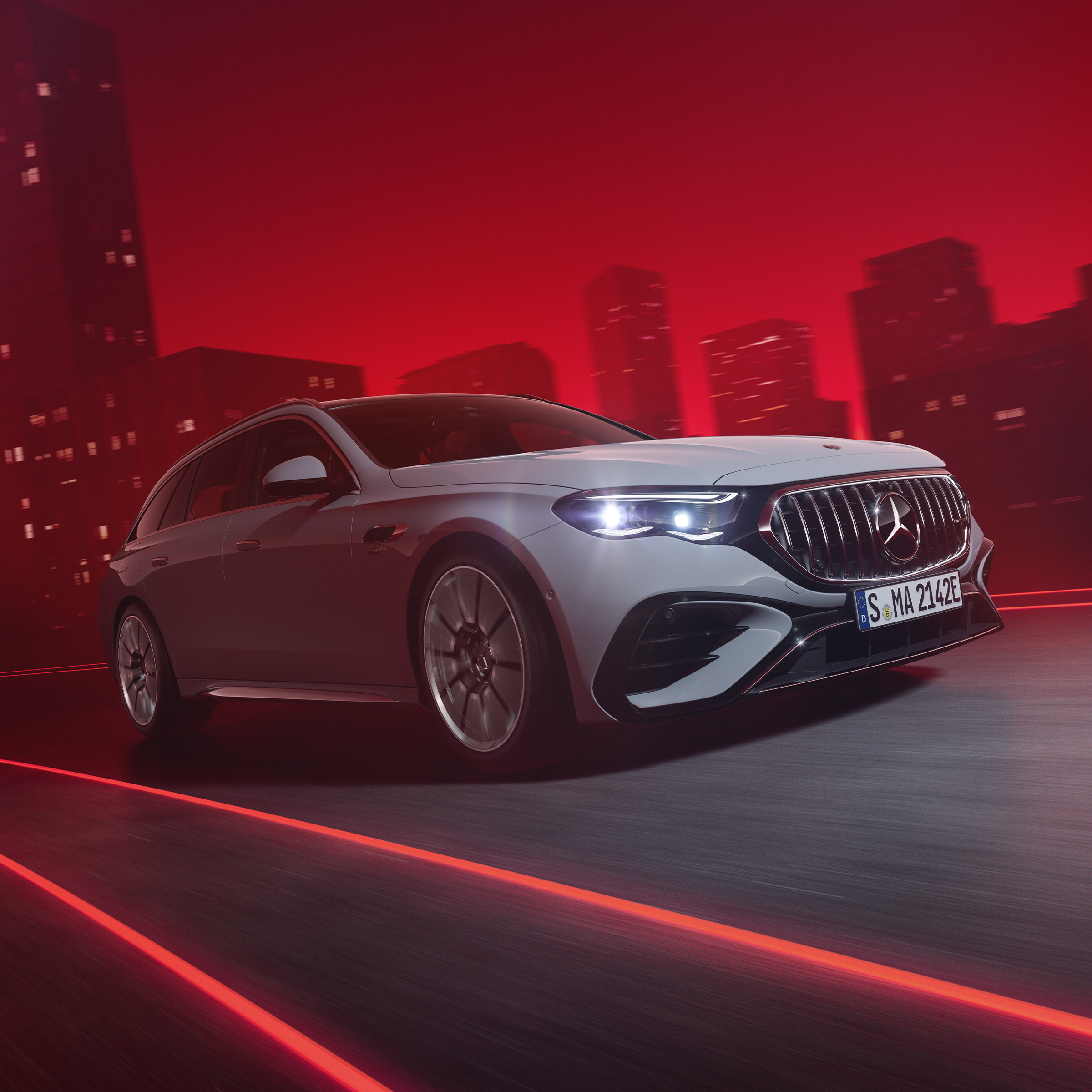 Vista frontale dinamica della Mercedes-AMG E 53 HYBRID 4MATIC+ (in marcia).