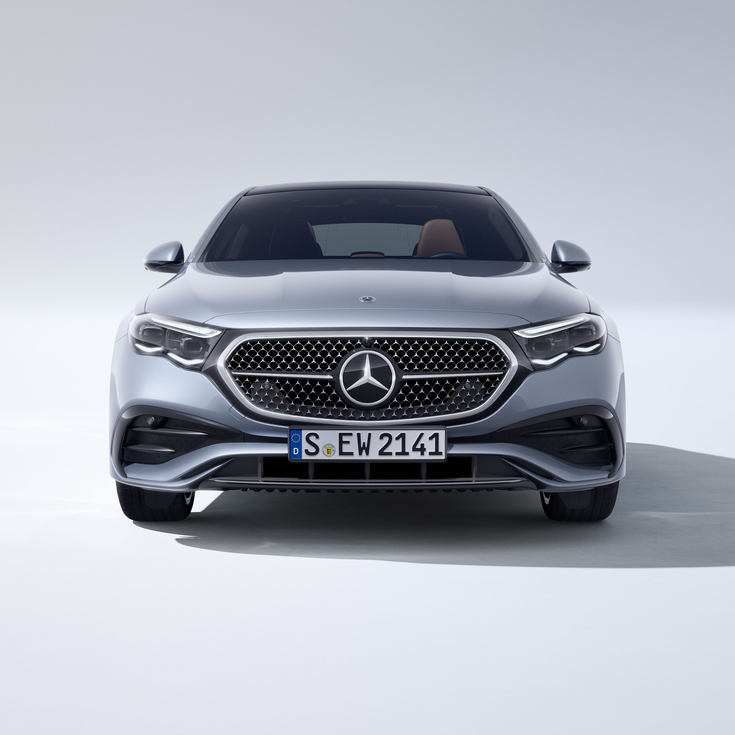 La Mercedes-Benz Classe E Berlina da una prospettiva anteriore.
